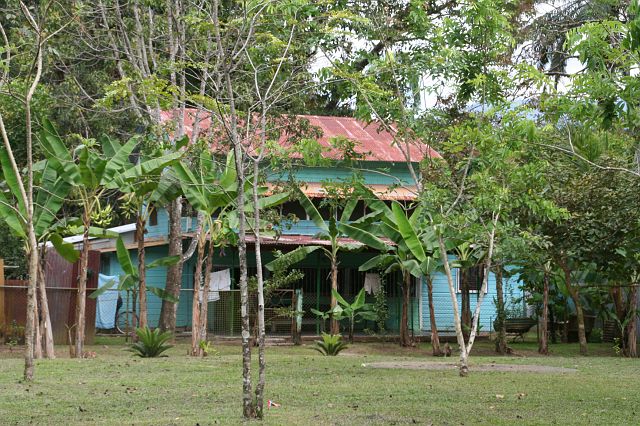 108-naar-pacifische-kust-28.jpg - Typisch huis daterend uit de tijd van de bananenplantages.