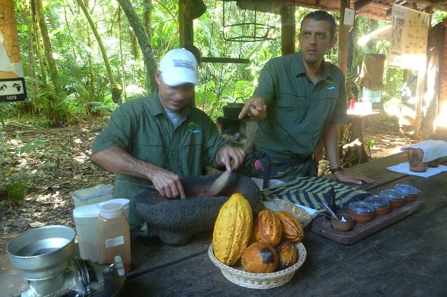 38-cacaotour-3.jpg - ... en laten ons haarfijn uitleggen hoe de Tico’s (= Costaricanen) heerlijke chocolade maken.
