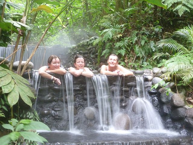 54-LaFortuna-56.jpg - Heerlijk ontspannen in de Eco Thermales Hot Springs. Zij danken hun bestaan aan een rivier die ontspringt aan de voet van de Arenal.