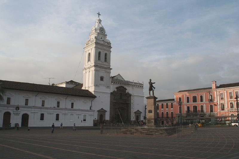 Quito_Plaza_Santo_Domingo.jpg