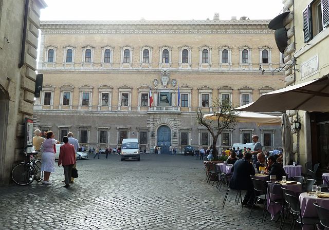 023-piazza-farnese-2.jpg - Palazzo Farnese, nu de Franse ambassade op Piazza Farnese.