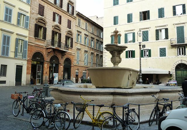 024-piazza-farnese-1.jpg - Eén van de twee fonteinen op Piazzo Farnese.