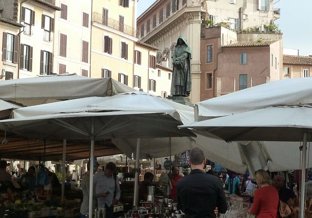 025-piazza-campo-de-fiori-1.jpg - Standbeeld van Italiaanse filosoof Giordani Bruno, hier, op de Campo dei Fiori, in het jaar 1600 op de brandstapel gezet door de Inquisitie van Rome.