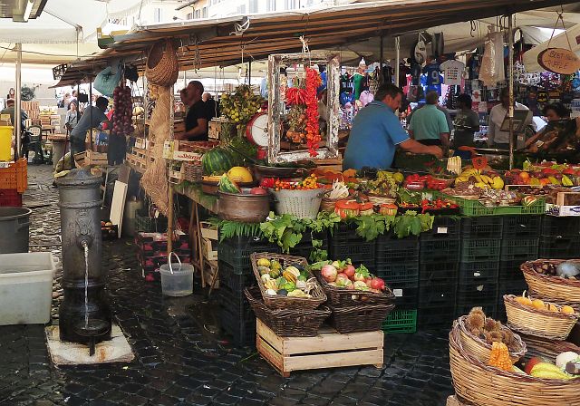 026-piazza-campo-de-fiori-4.jpg - Geen executies meer tegenwoordig op de Piazzo Campo dei Fiori, wel een dagelijkse markt  met gezellige drukte.