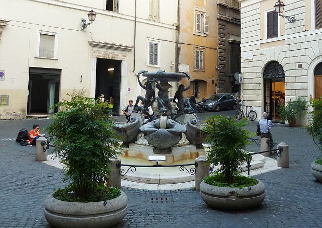 039-getto-5.jpg - Piazza Mattei, een pleintje in het joodse getto, met de Fontana delle Tartarughe (Schildpaddenfontein).