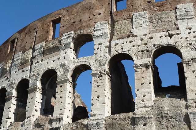 078-colosseum-34.jpg - Dan kijken naar wat overblijft van het Colosseum, het grootste amfitheater in het Romeinse Rijk, gebouwd in de 1ste eeuw na Christus.