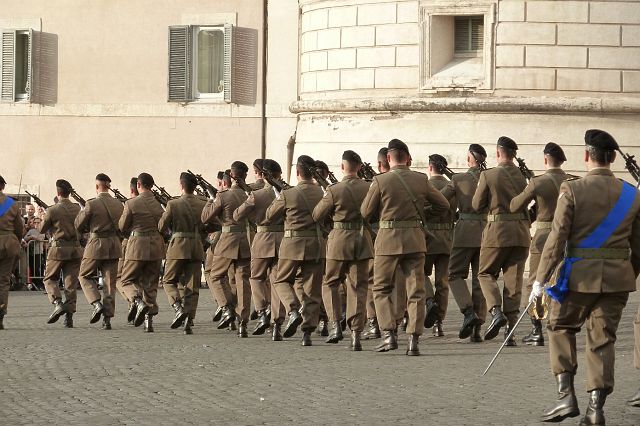 197-piazzo-del-quirinale-8.jpg - Bij de wissel van de wacht zingen de Italianen uit volle borst de nationale hymne.