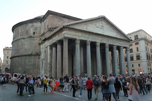 202-pantheon-8.jpg - Het Pantheon, gebouwd tussen 118 en 125 n. C., was oorspronkelijk een tempel, gewijd aan alle goden. Nu is het een Rooms Katholieke basiliek, gewijd aan de Heilige Maria en de martelaren.