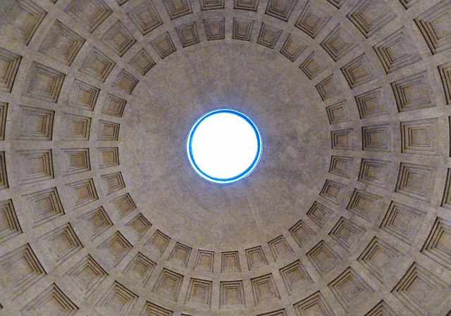 210-pantheo1112.jpg - De oculus is de enige lichtbron in het Pantheon.