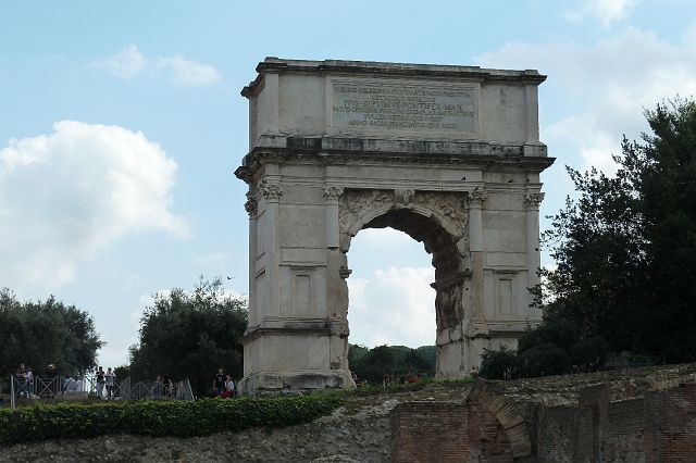 239-palatino-45.jpg - Aangekomen in het Forum Romanum. Hier werden triomftochten gehouden, verkiezingen georganiseerd en verzamelde de senaat.