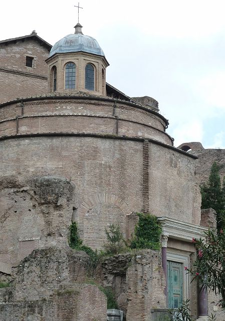246-forum-romanum-8.jpg - Tempel van Romulus, gebouwd in de vierde eeuw n.C. Het gebouw is vrijwel intact dankzij de integratie van het gebouw in de Santi Cosma e Damiano kerk.