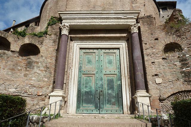 247-forum-romanum-2.jpg - De grote, goed bewaarde bronzen deur is nog steeds het origineel.