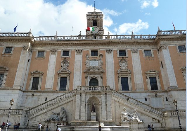 259-campidoglio-1.jpg - Het Palazzo Senatorio was afgewerkt toen Michelangelo in 1564 stierf.