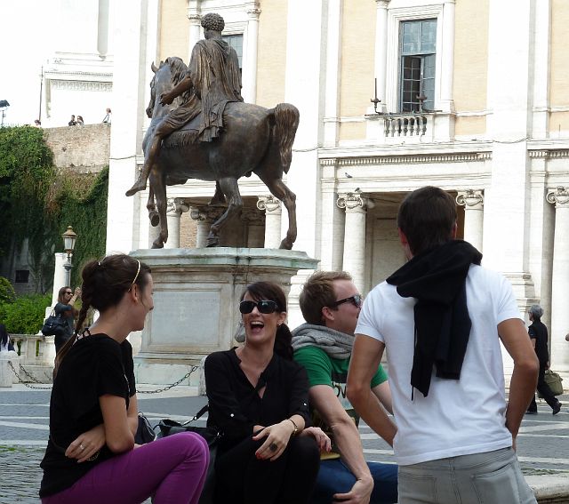 262-campidoglio-18.jpg - De jeugd aan de voeten van het standbeeld van Marcus Aurelius.