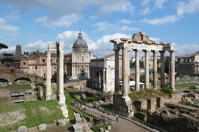 266-campidoglio-10-forum-romanum.jpg - Bij het verlaten van het Capitool nog even een glimp werpen op het Forum Romanum.