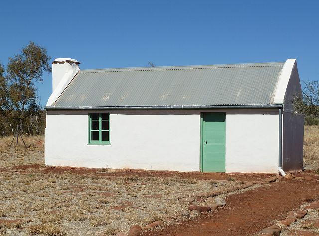 183-red-centre-hermannsburg-1.jpg - Huisje van Albert Namatjira, een bekende aboriginal schilder, enkele kilometers van Hermannsburg vandaan.