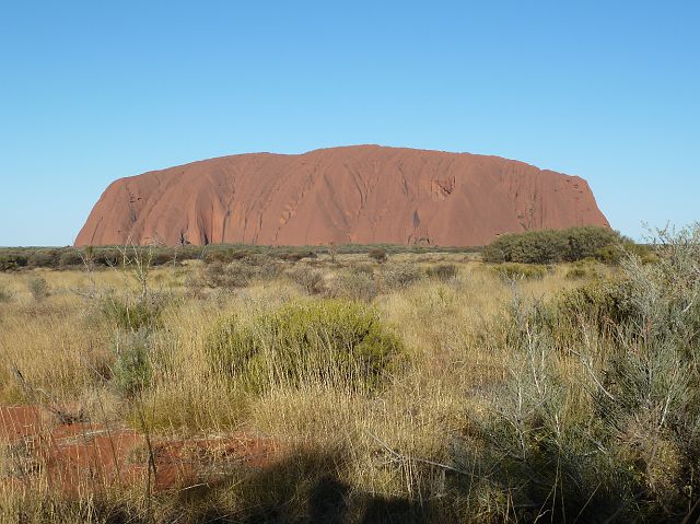 266-red-centre-uluru-2.jpg - een reusachtige rotsformatie in hartje Australië.