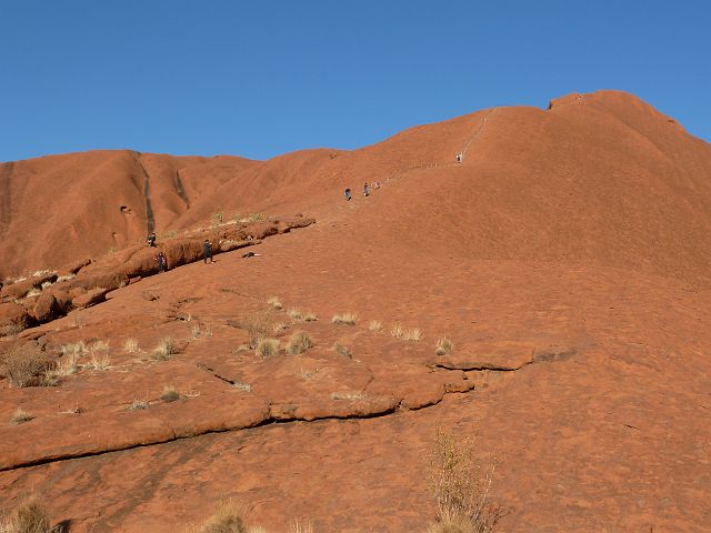 277-red-centre-uluru-80.jpg - Sommige toeristen doen dat ook. Maar voor de aboriginals is Uluru een heilige plaats.