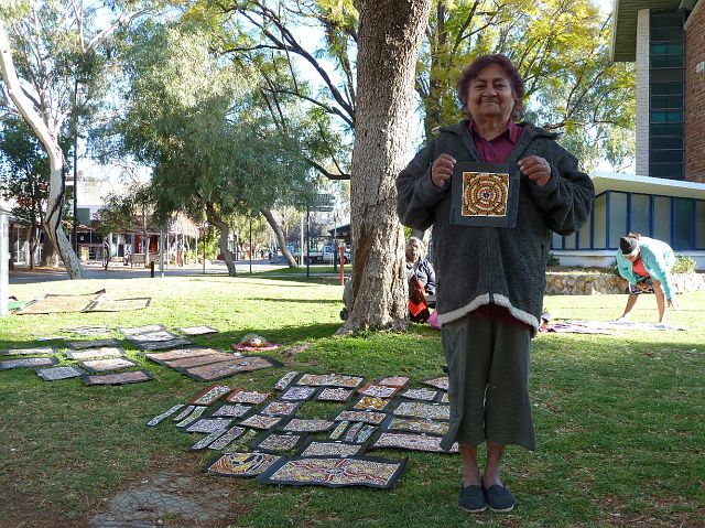 355-red-centre-alice-springs-10.jpg - We tikken op de valreep een schilderijtje op de kop van deze aboriginal-vrouw.