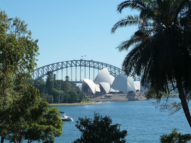 534-sydney-103.jpg - vlakbij het Sydney Opera House, met in de achtergrond de Bridge.