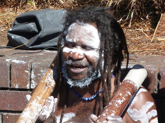 542-sydney-116.jpg - Een Aboriginal die al zijn trots opzij heeft gezet en als attractie een centje bijverdient.