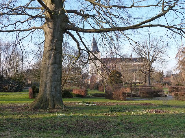 29-hoegaarden-20.jpg - De Tuinen van Hoegaarden, tussen de eeuwenoude bomen van het kapittelpark.
