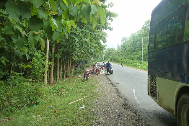 140-Pac-Ou-grotten-02.jpg - We rijden verder richting Luang Prabang. Deze mensen zijn ook weer blij als een bus toeristen stopt en wat bananen koopt.