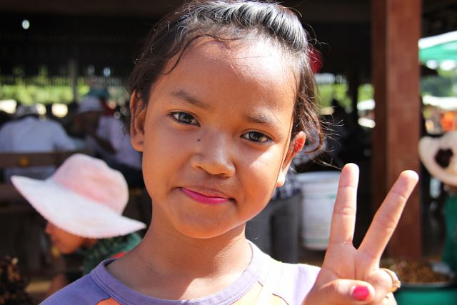647-Siem-Reap-007.jpg - Dit meisje is tevreden dat we van haar tenminste een tros bananen kochten.