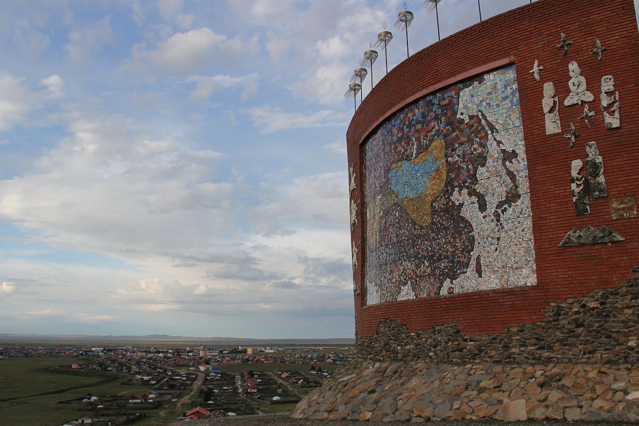 306-Kharkhorum-085-gerovernachting.jpg - Op een topje in de buurt staat een monument dat de vergane grootsheid van Mongolië in beeld zet.
