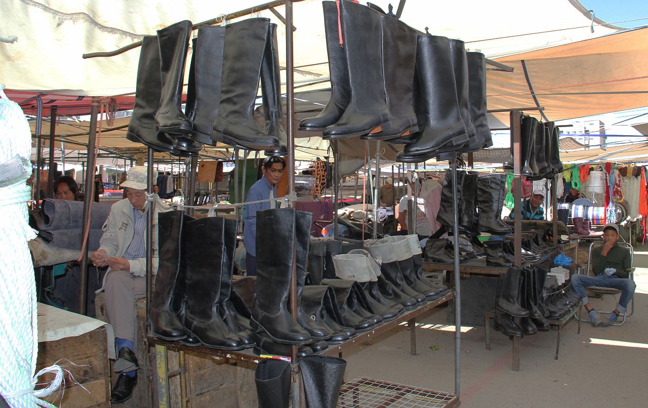 654-Ulaanbaatar-156-black-market.jpg - Naar een stevig paar laarzen...