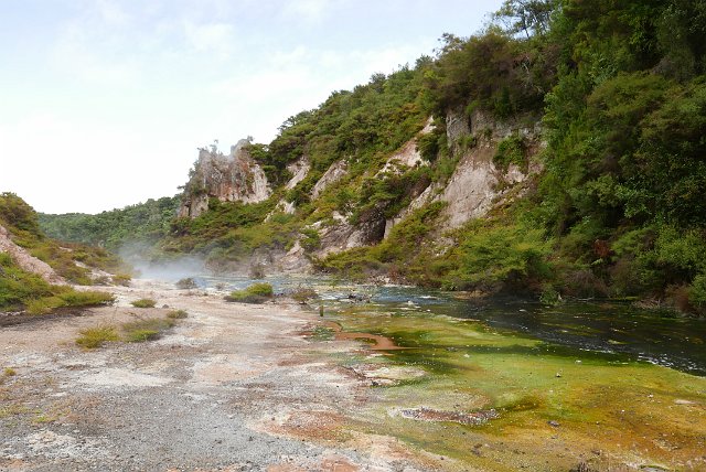 046-Rotorua-Wainangu-Volcanic-Valley-019.jpg - Dampende riviertjes.