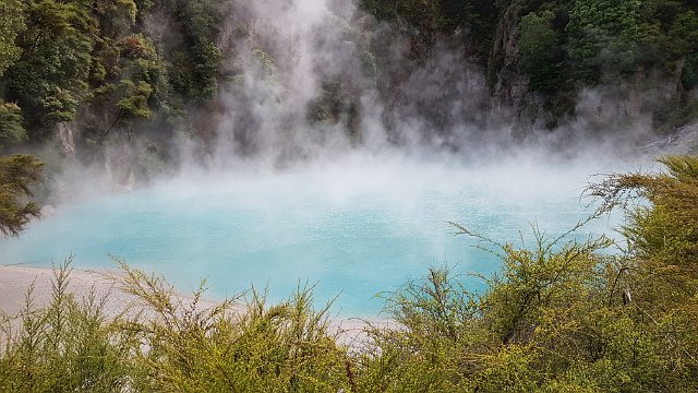 048-Rotorua-Wainangu-Volcanic-Valley-008.jpg - Frying Pan Lake of Waimangu Cauldron in de Echo Crater van Waimangu Volcanic Valley, het grootste kokende meer ter wereld. De laatste uitbarsting hier vond plaats in 1973. De gemiddelde watertemperatuur bedraagt 55°C.