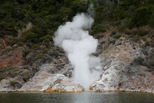 060-Rotorua-Wainangu-Volcanic-Valley-039.jpg - In de plaats daarvan zien we de actieve Steaming Cliffs.