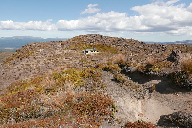 113-Tongariro-Northern-Circuit-dag-1-084.jpg - Jieha, Oturere Hut in zicht!