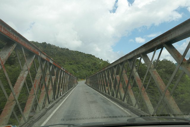 302-Punakaiki-op-weg-naar-017.jpg - Eén van de tientallen ‘one lane bridges’ die Nieuw-Zeeland rijk is.