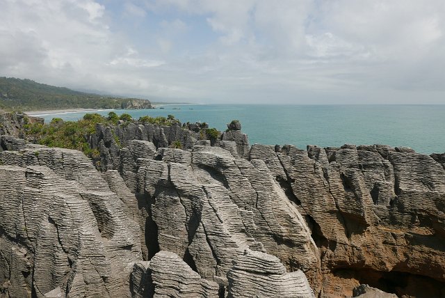 306-Punakaiki-023.jpg - Punakaika. Hier zijn de Pancake Rocks, rotsen van gelaagde kalksteen die aan een stapel versteende pannenkoeken doen denken.
