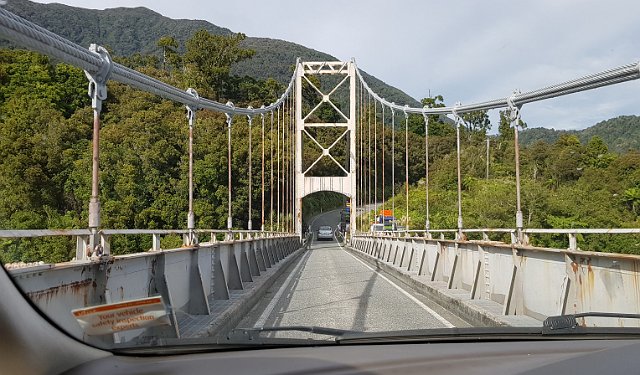 350-Wanaka-op-weg-naar-003.jpg - Nog maar eens een one-lane bridge.