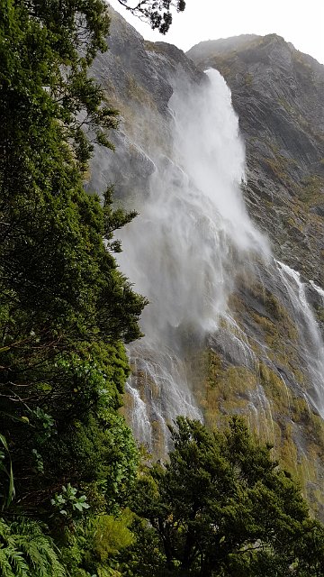 525-Routeburn-Track-004.jpg - Earland Falls, 174 m. Gelukkig kunnen we deze watervallen een beetje ontwijken. Zoniet was het helemaal een koude douche!