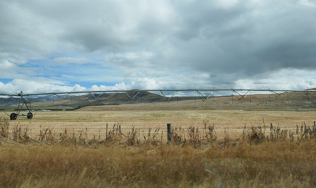 586-Mount-Cook-Village-op-weg-naar-004.jpg - De landbouwgrond wordt besproeid met grote sproeiers.