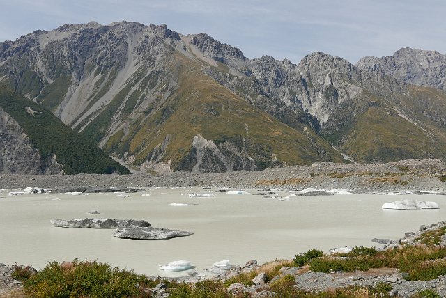 624-Mount-Cook-Village-Tasman-115.jpg - Rond 1970 waren er meerdere kleine vijvers smeltwater van de Tasman gletsjer. Nu is het één groot meer. Omdat de gletsjer zich terugtrekt, wordt verwacht dat het meer 16 km lengte zal hebben in de komende één à twee decennia.