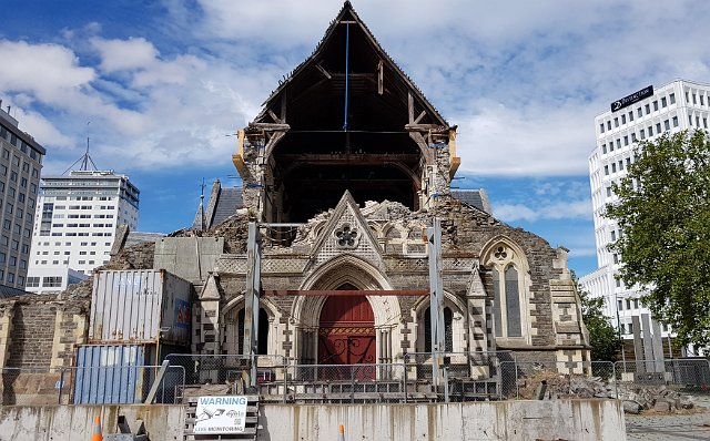 669-Christchurch-004.jpg - De kathedraal is niet meer voor restauratie vatbaar. De toren is volledig weg.