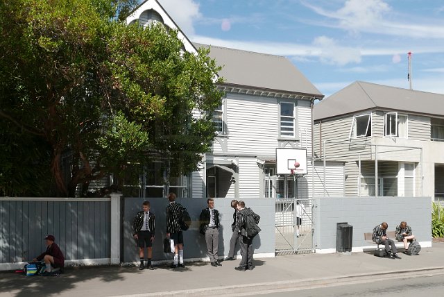 676-Christchurch-037.jpg - Leerlingen in uniform van Christ’s College, een jongensschool naar Brits voorbeeld.