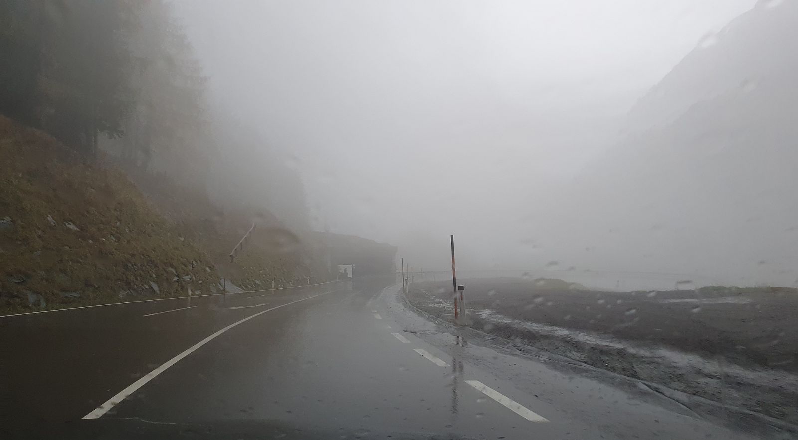 002-dag-1-02-onderweg.jpg - Na de tunnel worden we verwelkomd door mist en regen.