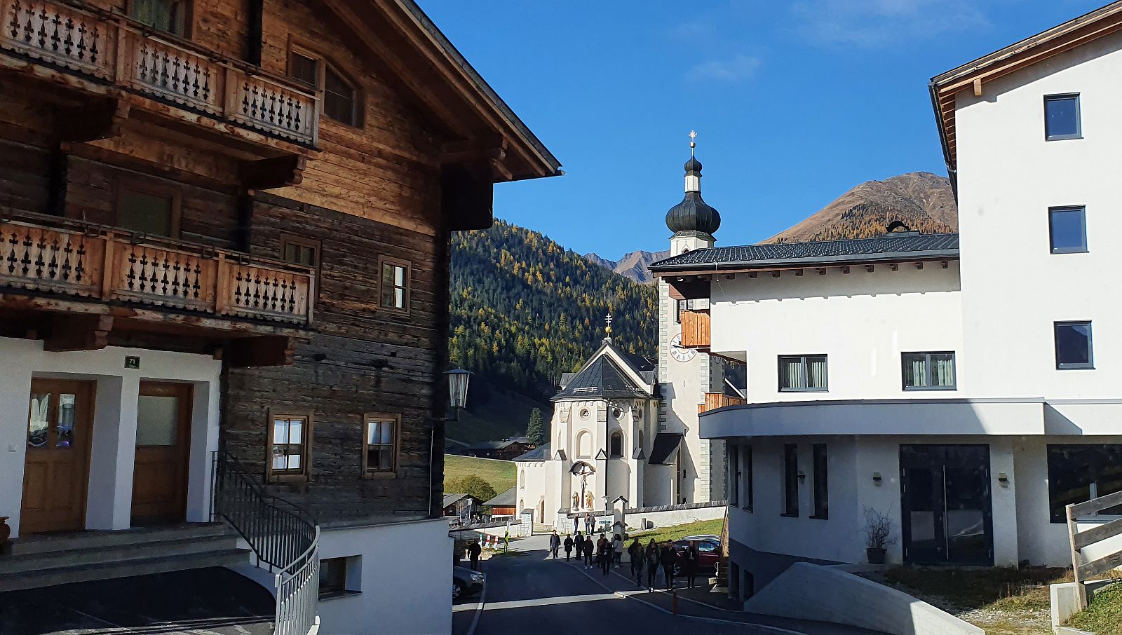 111-dag-6-01-Villgratental-op-weg-naar.jpg - Hier gaan de dorpsbewoners op de Oostenrijkse nationale feestdag (26 oktober) nog naar de mis.