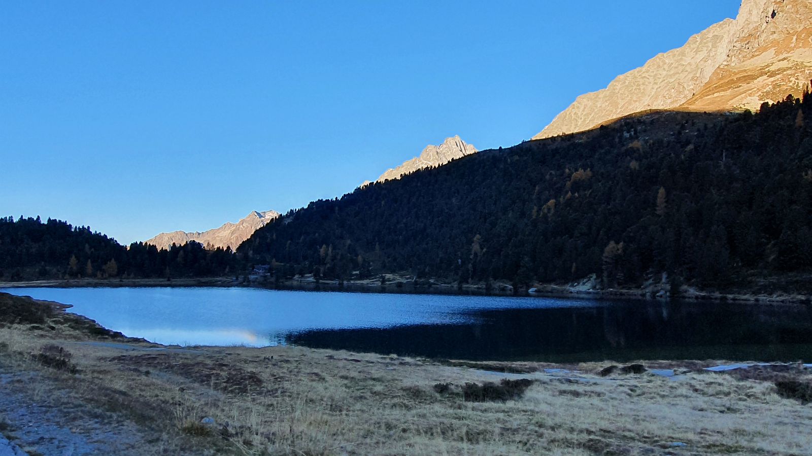220-dag-8-007-onderweg-naar-Zuid-Tirol-Staller-Sattel-Obersee.jpg - De Obersee ligt nog in de schaduw.