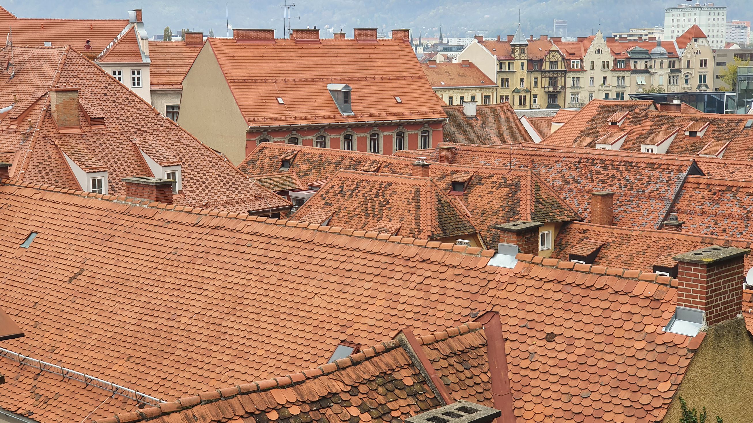 111-dag-06-Graz-11.jpg - Van hierboven heb je een prachtig zicht op Graz en haar rode daken, zelfs bij regenweer.