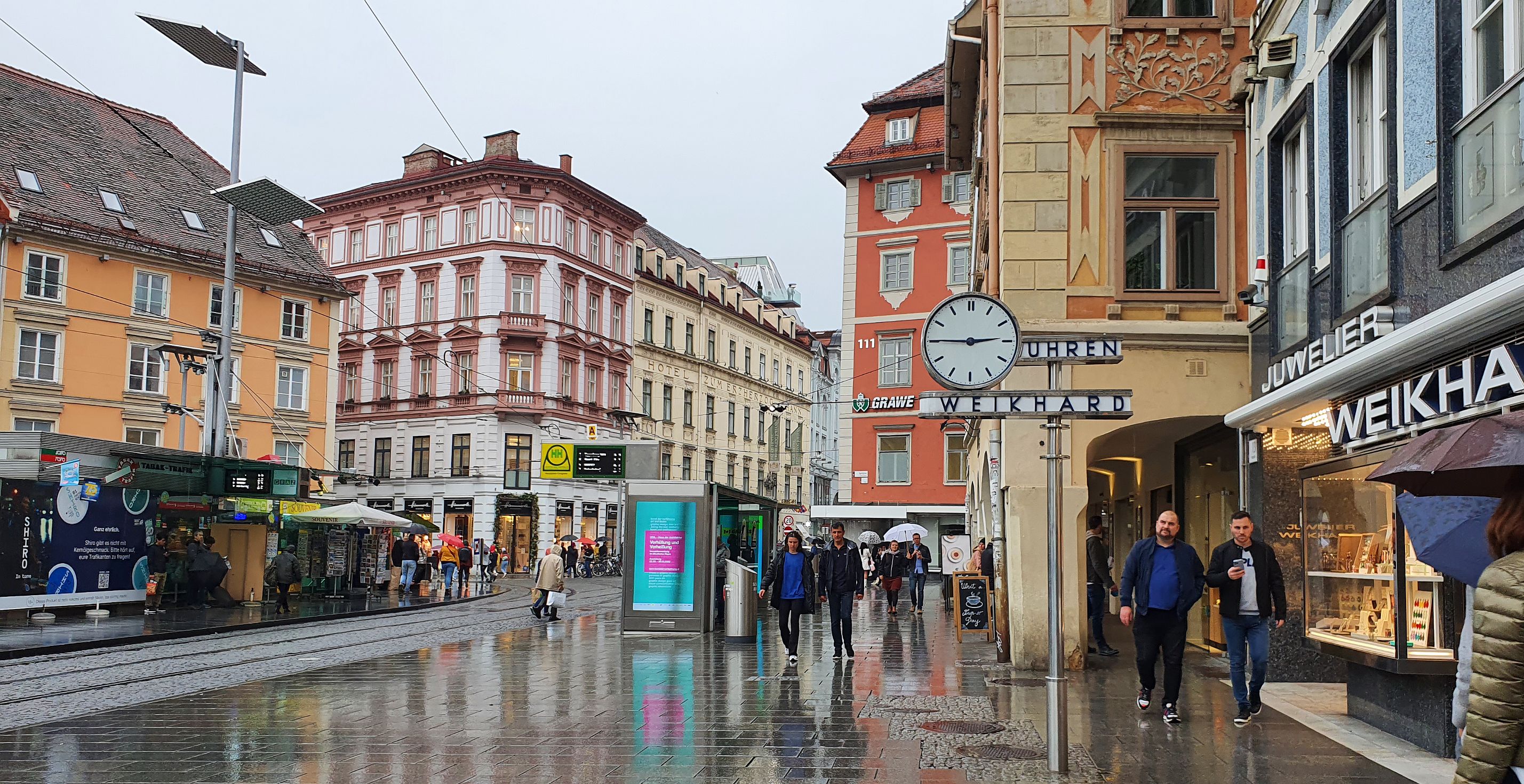 119-dag-06-Graz-44.jpg - Volgens Juliane is dit het bekendste uurwerk van Graz: dé plek waar veel afspraakjes gemaakt worden.