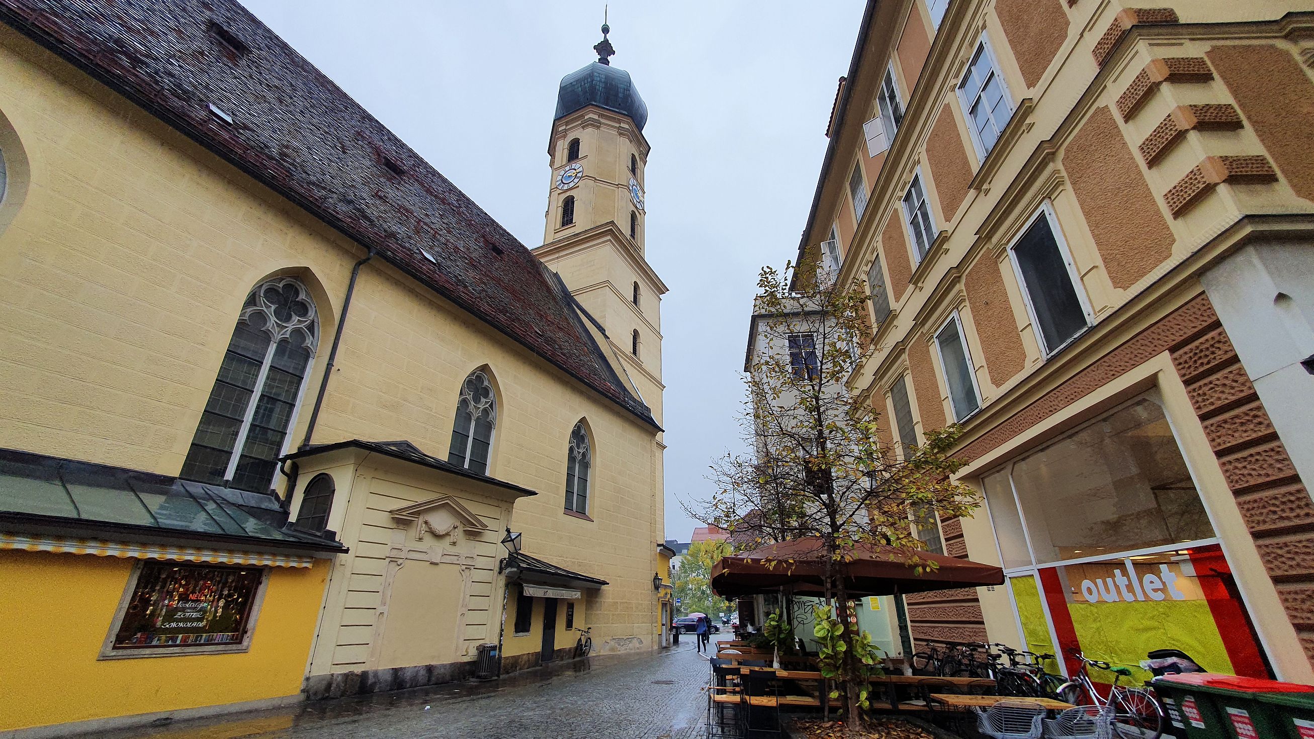 128-dag-06-Graz-51.jpg - De terrasjes in de binnenstad liggen er bij dit regenweer verlaten bij.
