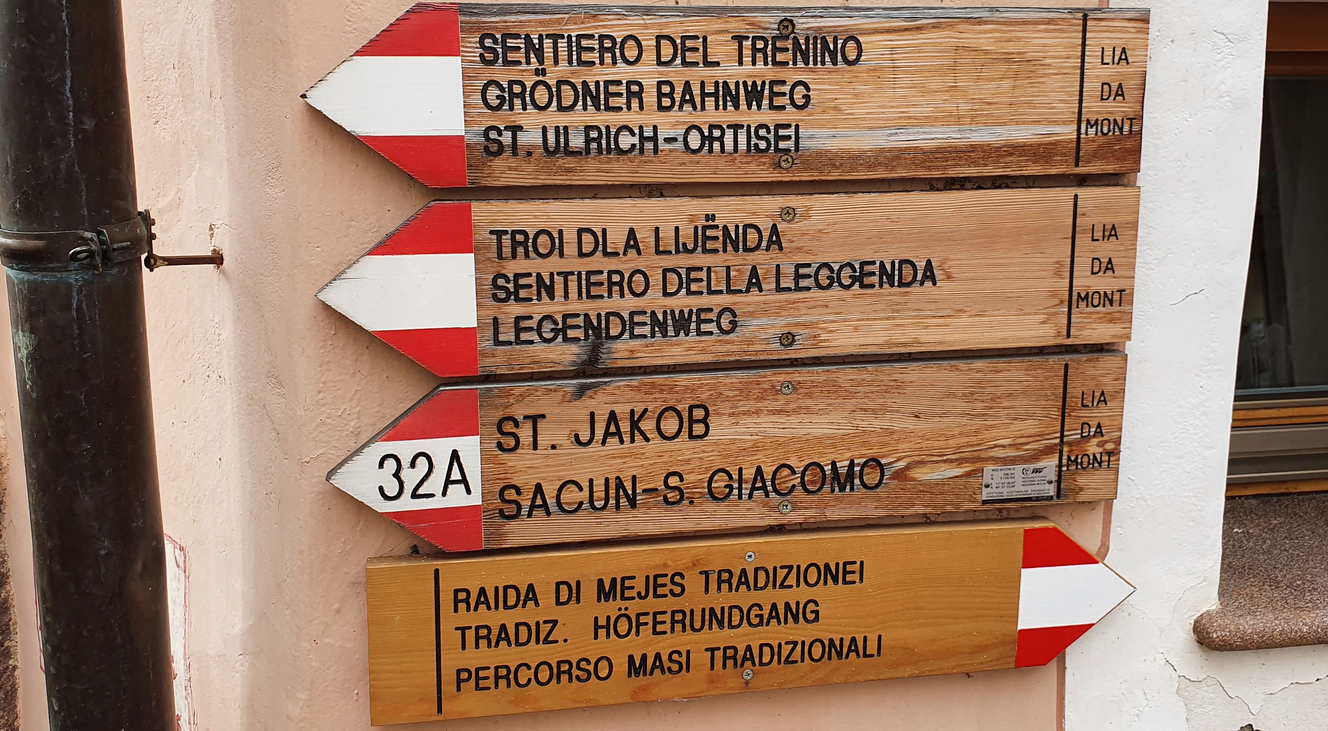 272-dag-10-wandelen-St-Jakob-02.jpg - Het Ladinisch stamt af van het ‘vulgair Latijn’. Nog zo’n 30 000 mensen in het grensgebied tussen de provincies Zuid-Tirol en Trentino spreken deze taal. Daarom dat hier alle bewegwijzeringen in drie talen zijn: Ladinisch, Duits en Italiaans.