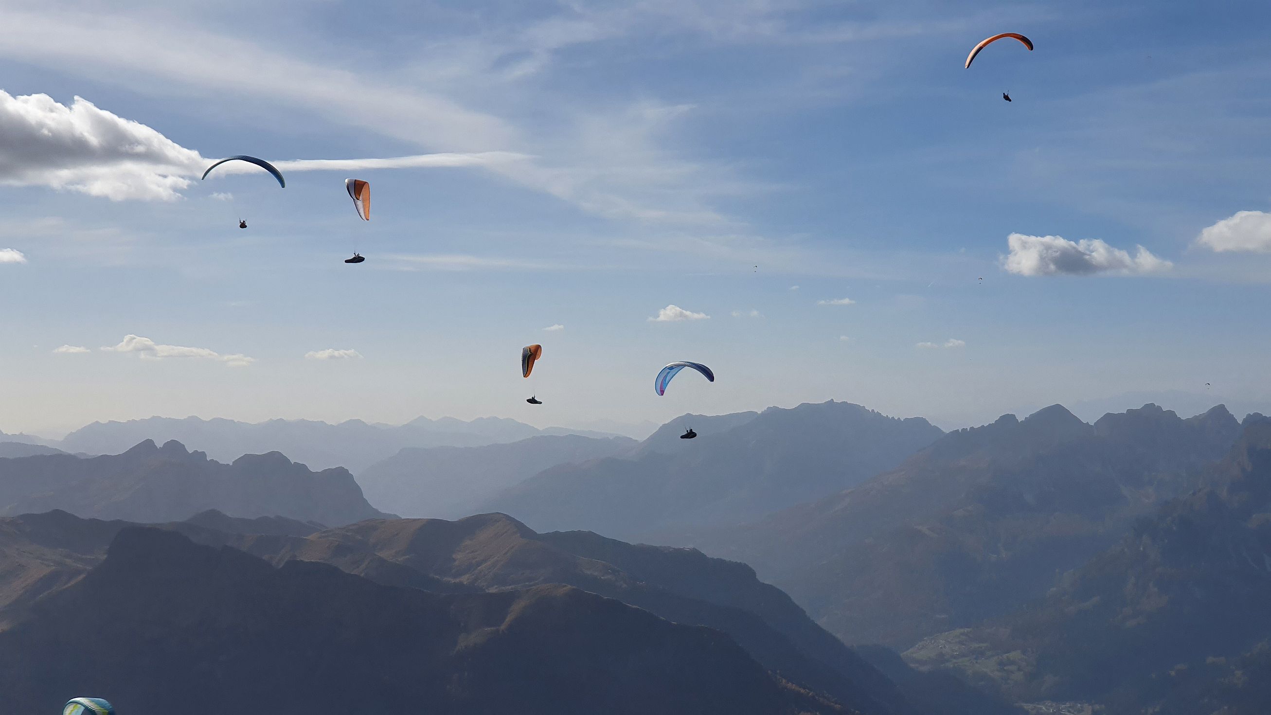 416-dag-13-Piz-Boe-66.jpg - Kijken naar paragliders op Sass Pordoi, in alle stilte.